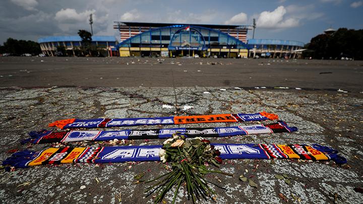 Flowers and supporters' tributes are placed to pay condolences to the victims of a riot and stampede following soccer match between Arema vs Persebaya, outside Kanjuruhan stadium in Malang, East Java province, Indonesia, October 4, 2022. REUTERS/Willy Kurniawan