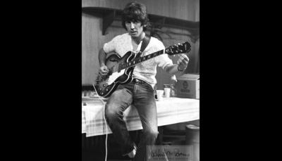 George Harrison bermain gitar di belakang panggung konser The Beatles di Philadelphia, 16 Agustus 1966. Dalam tur A.S. pertama mereka, penampilan live The Beatles disaksikan oleh sekitar 73 juta penonton lewat televisi mereka pada 1964. Dailymail.co.uk