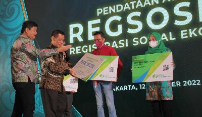 Sekretaris Utama Badan Pusat Statistik (BPS) Atqo Mardiyanto bersama Direktur Kepesertaan BPJS Ketenagakerjaan (BPJAMSOSTEK) Zainudin, secara simbolis menyerahkan kartu kepesertaan kepada 3 petugas Regsosek dan juga seorang ahli waris dari petugas yang meninggal dunia karena kecelakaan kerja, di sela-sela kegiatan sosialisasi pendataan awal Regsosek Tahun 2022 di Hotel Le Meridien Jakarta, Rabu (12/10).