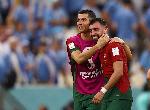 Pemain Timnas Portugal Cristiano Ronaldo dan Bruno Fernandes. REUTERS/Kai Pfaffenbach