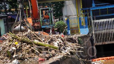 Melihat Kondisi Pintu Air Manggarai