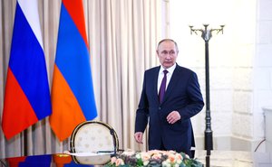 Vladimir Putin before the trilateral talks with President of Azerbaijan and Prime Minister of Armenia