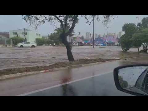 Rio Bauru transborda na avenida Nuno de Assis nesta sexta (17/12/2021)