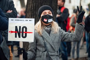 Protests against lockdown and vaccine mandate in Vienna (2021-11-20) - Austrian vax mandate protester holding a sign with the message "No experiments on me"