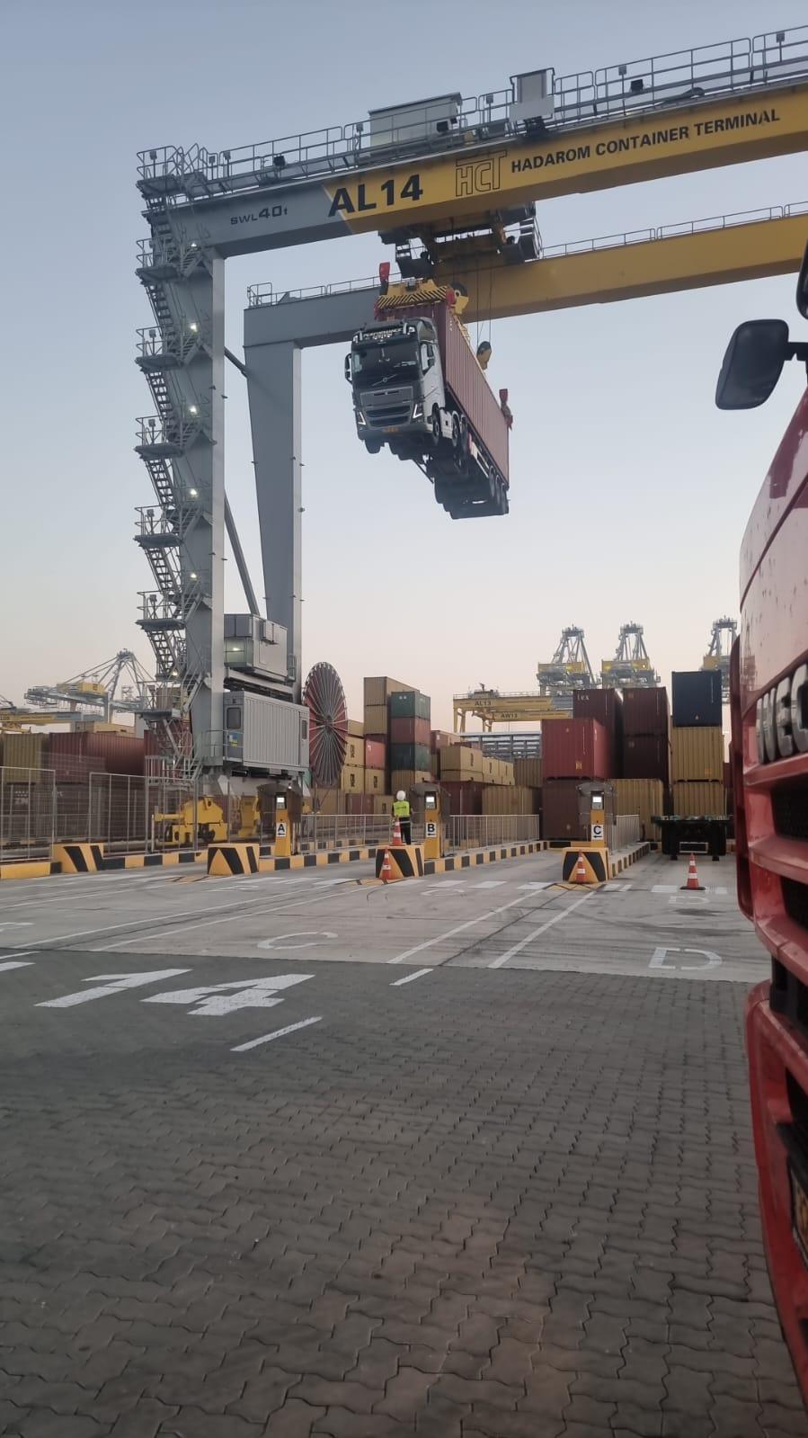 r/IdiotsInCars - The truck driver that forgot release the bolts of the container in Ashdod port this morning