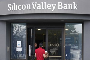 A food delivery worker enters Silicon Valley Bank in Santa Clara, Calif., Friday, March 10, 2023