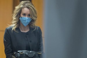 Elizabeth Holmes walks into federal court in San Jose, Calif., Monday, Jan. 3, 2022.