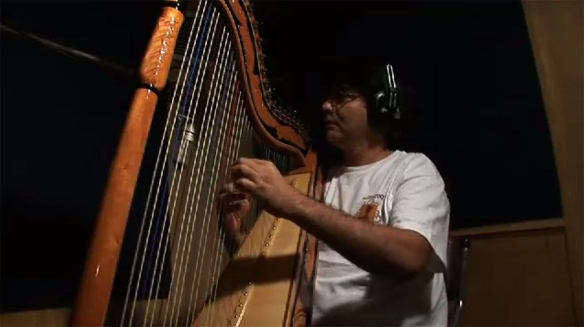 Dueling Harp Performance of "Pájaro Campana"