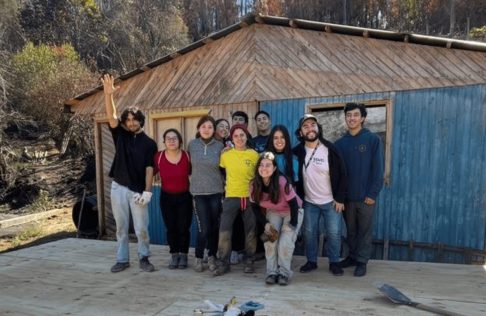 "Una juventud que de seguro transformará a Chile": 100 estudiantes de la UC reconstruyen viviendas en Santa Juana