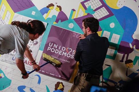 Podemos Secretary General Pablo Iglesias and Izquierda Unida federal co-ordinator Alberto Garzón