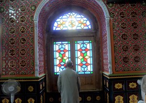 Kashmiri Muslims prayers Sheikh Abdul Qadir Jeelani's shrine in Srinagar, 30 June 2015. Muslims are observing holy fasting month of Ramadan with prayers and readings from the Koran as they abstain from eating, drinking, smoking and sexual relations from dawn till dusk.