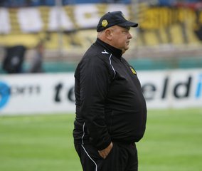 Peñarol's coach Victor Pua before starting the match that ended Liverpool 2 vs Peñarol 2, Apertura 2009-2010 Championship for Uruguayan League Soccer, Centenario Stadium, Montevideo Uruguay, 27th September, 2009