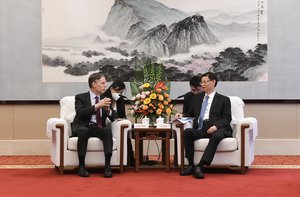 US Ambassador Nicholas Burns seated with Jiangsu Governor Xu Kunlin