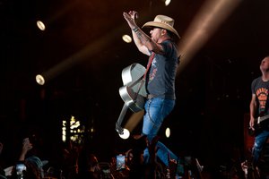 Jason Aldean Back in The Saddle Tour at iThink Financial Amphitheatre on October 29, 2021 in West Palm Beach, Florida. Credit: Aaron Gilbert