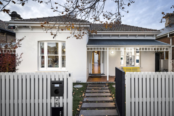 South Yarra has a large gap between house and apartment prices. 