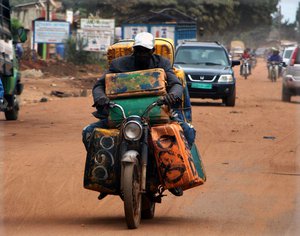 Young people have given themselves this trade in the sale of gasoline, illicit and dangerous for men, Benin