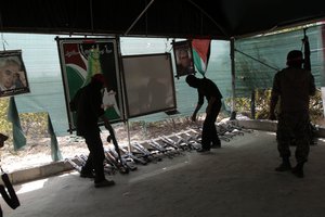 A Palestinian militants of the Popular Front for the Liberation of Palestine (PFLP) display their skills to the media during a graduation ceremony in Khan Yunis, southern Gaza Strip on March 13. Israeli army on Wednesday accused some officials in the Palestinian government in Gaza of involvement in planning to carry out operations against him, and "contrary to the understandings process column clouds." While the ruling Hamas party in the Gaza Strip launches a month-long campaign to encourage "collaborators" with Israel to repent.Photo by Ahmed Deeb / WN