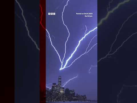 A massive lightning bolt hit New York City’s tallest building and lit the sky. #BBCNews