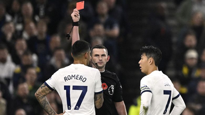 Soccer Football - Premier League - Tottenham Hotspur v Chelsea - Tottenham Hotspur Stadium, London, Britain - November 6, 2023
Tottenham Hotspur's Cristian Romero is shown a red card by referee Michael Oliver REUTERS/Tony Obrien NO USE WITH UNAUTHORIZED AUDIO, VIDEO, DATA, FIXTURE LISTS, CLUB/LEAGUE LOGOS OR 'LIVE' SERVICES. ONLINE IN-MATCH USE LIMITED TO 45 IMAGES, NO VIDEO EMULATION. NO USE IN BETTING, GAMES OR SINGLE CLUB/LEAGUE/PLAYER PUBLICATIONS.