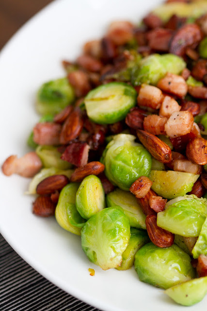 Rooskapsas, peekon ja mandel. Brussels sprouts, almonds and bacon.