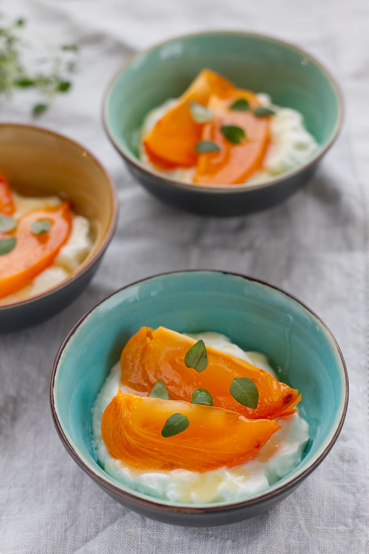 Hurmaa jogurtiga. Persimmon with honeyed yogurt.