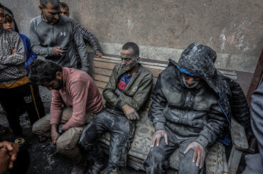 Wounded Palestinians arrive at Al-Kuwaiti Hospital in Rafah following Israeli bombardment on a house belonging to the Rabie family, November 20, 2023. (Photo: © Abed Rahim Khatib/dpa via ZUMA Press APA Images)