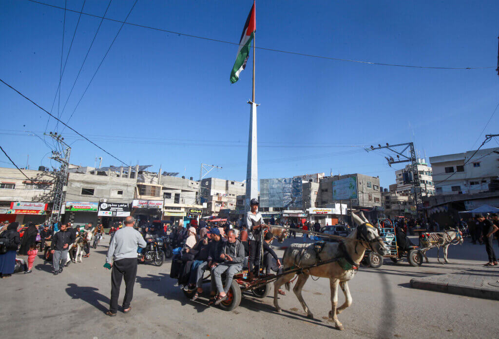 Palestinians return to the Khuza'a district on the eastern outskirts of the southern Gaza Strip city of Khan Younis to inspect their homes following weeks of Israeli bombardment, November 24, 2023. (Photo: Naaman Omar/APA Images)