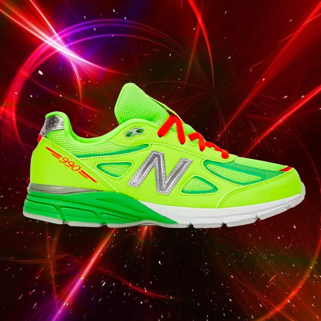 Queste New Balance 990v4 x DTLR in versione Grinch sono perfette per le feste natalizie