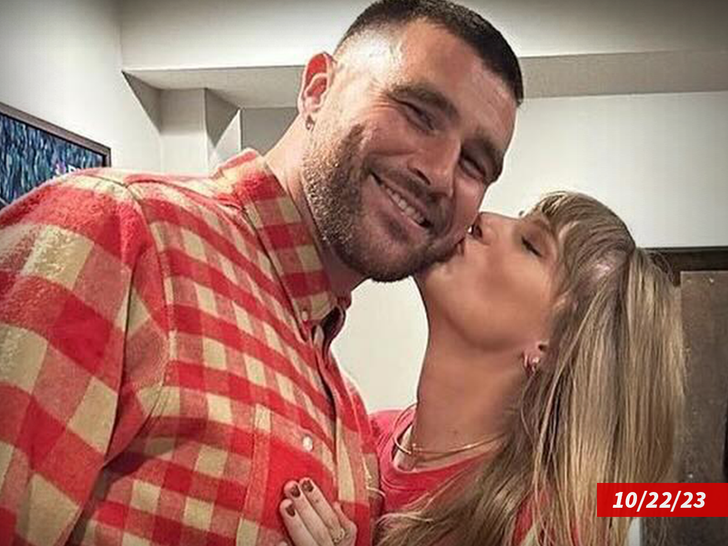 taylor swift kissing travis kelce