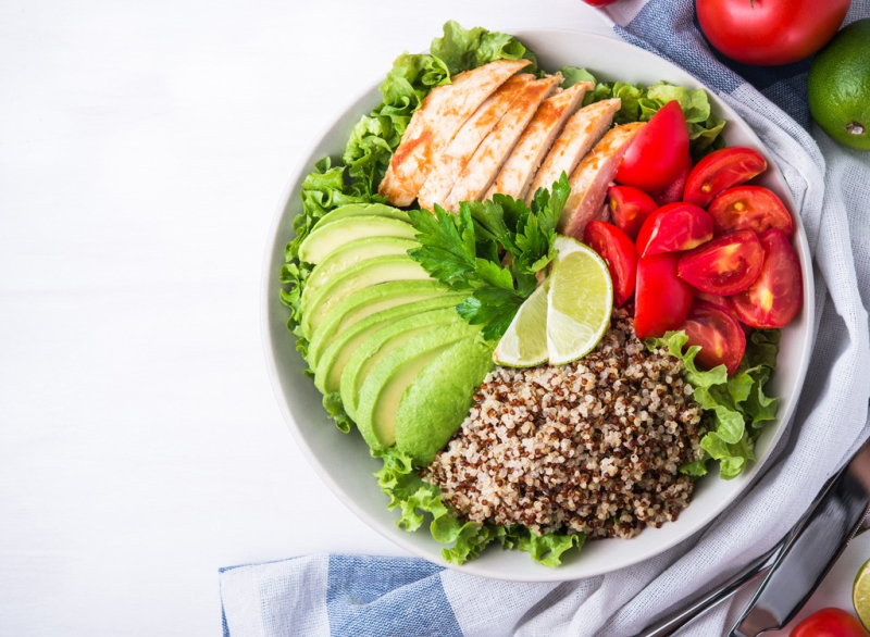 Healthy-bowl-avocado-quinoa-chicken