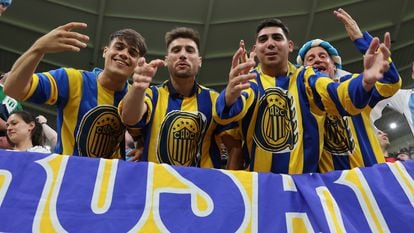 Aficionados argentinos con la camiseta de Rosario Central celebran la victoria de la selección de su país ante Australia en el Mundial de Qatar, en diciembre de 2022.