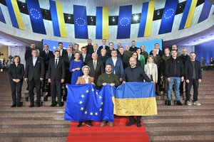 Group photo, with on the first row, from the left, Ursula von der Leyen, Volodymyr Zelensky, and Denys Shmyhal