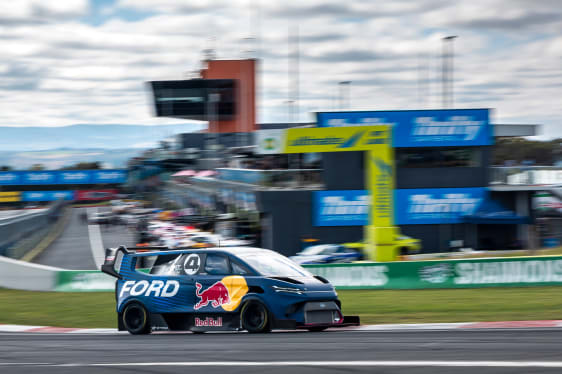 Ford breaks Bathurst record... in a van