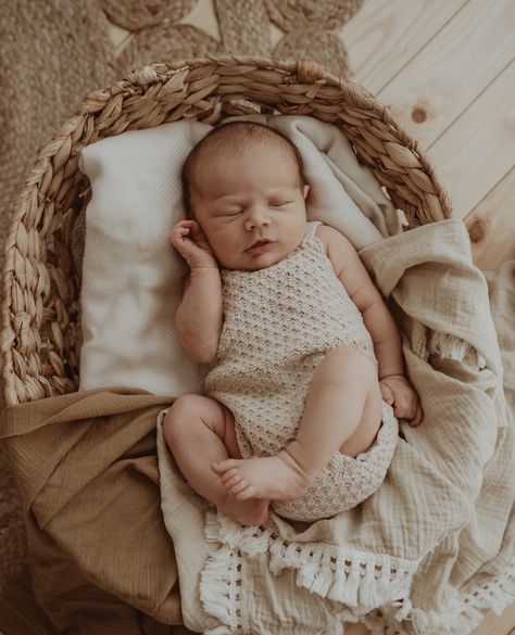 Newborn sessions in the studio. See more of my boho style on my Instagram @littlewildones.photo Newborn Photo Pose, Foto Newborn, Newborn Posing, Lifestyle Newborn Photography, Newborn Baby Photography, Newborn Session, Boho Photography Studio, Newborn Photographer, Newborn Family Pictures