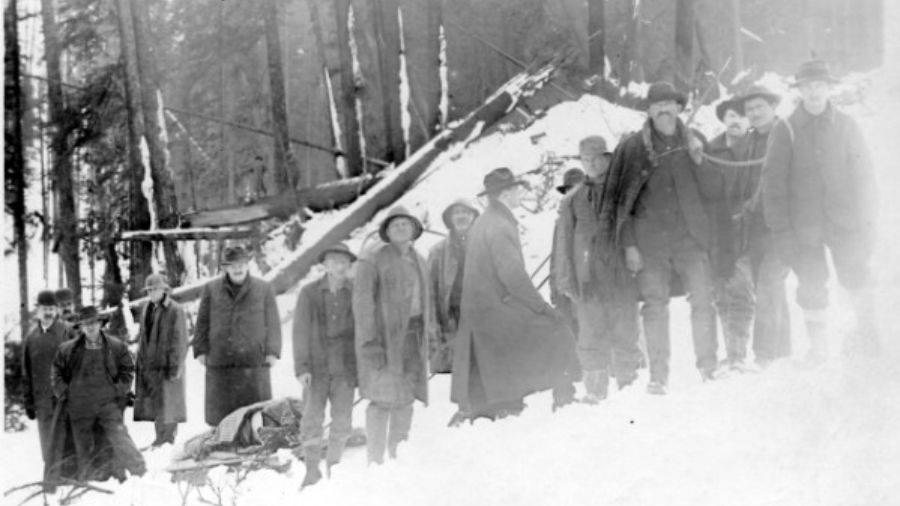 Image: On the night of March 1, 1910, two Great Northern trains (passenger train local #25 and fast...