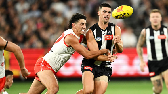 Justin McInerney of the Swans hunts Collingwood’s Scott Pendlebury on Friday night.