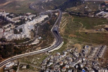 Aerial view of the road from Jerusalem to the settlement of Ma'ale Adumim, with the Hebrew University campus on the left, 2007. (Photo: Israel National Photo Collection)