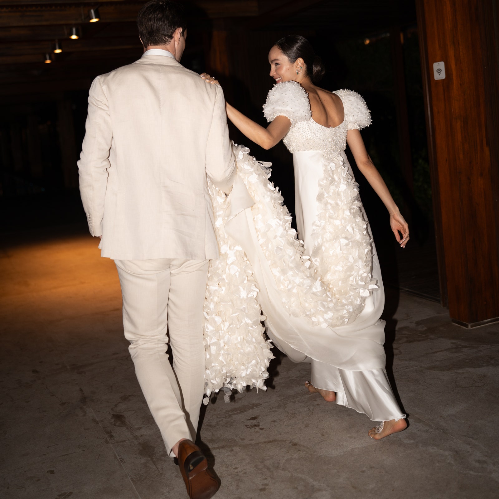 Il matrimonio di Luma Grothe in stile Beach chic. L'abito da sposa è un tripudio di perle, ispirato a Audrey Hepburn