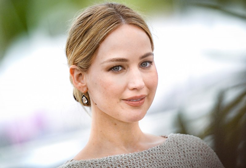 Tak jak Jennifer Lawrence latem 2024 nie rozstaniemy się z białą spódnicą