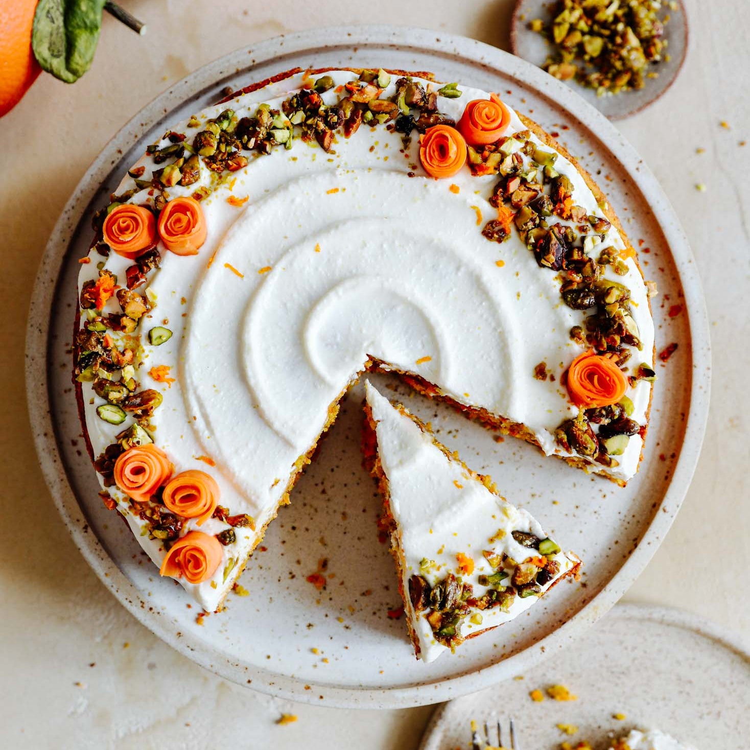 Ein Klassiker zu Ostern! Dieser Karottenkuchen mit Frosting ist unsagbar saftig und locker &#8211; und das mehrere Tage lang