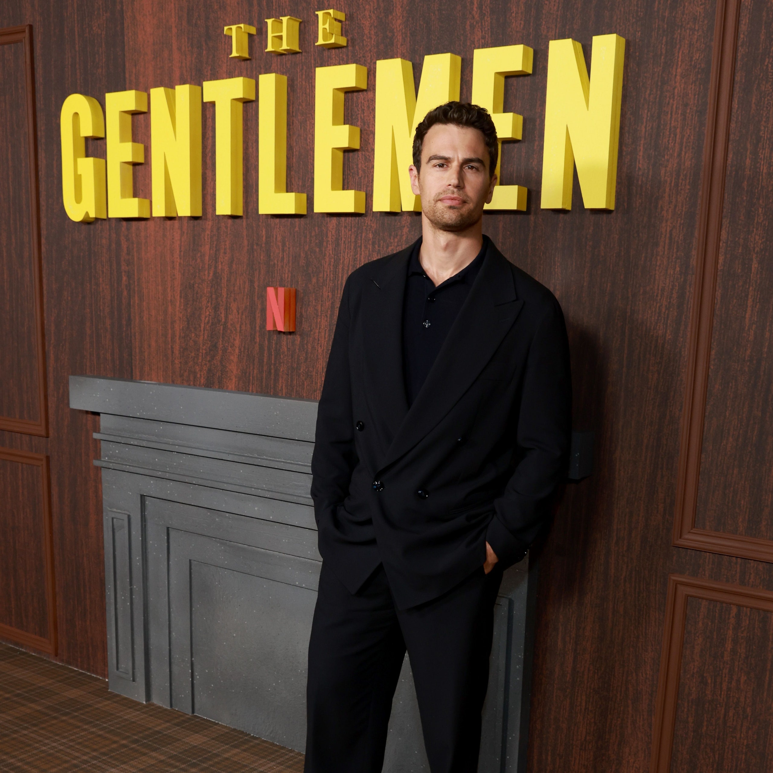 Theo James, sei curiosità sull’attore di The Gentlemen che potrebbero sorprenderti