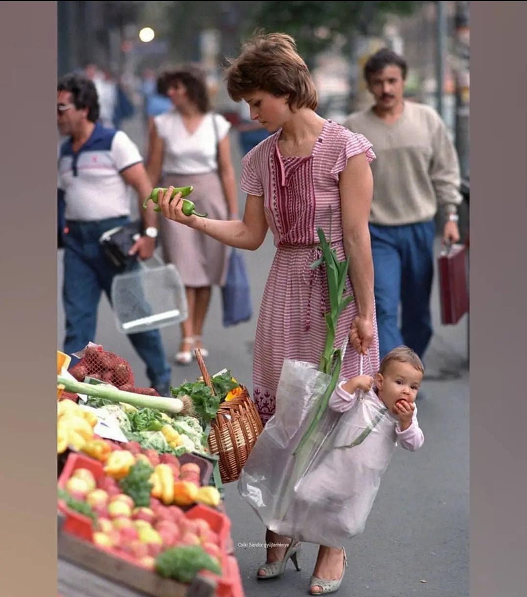 r/pics - Budapest marketplace 1984