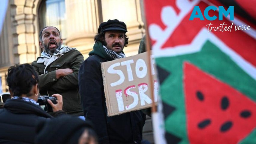 Protesters supporting Palestine take to the streets in Melbourne's CBD. Video via AAP.