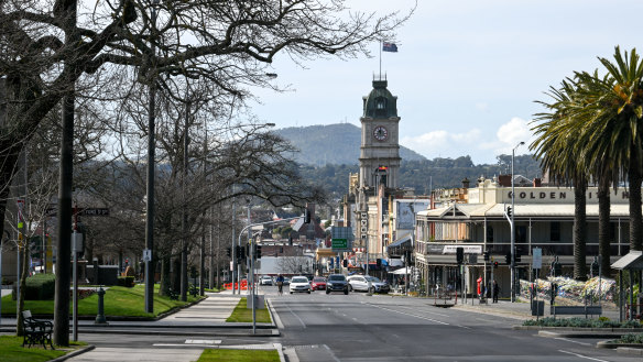 Regional centres such as Ballarat offer cheaper house prices. 