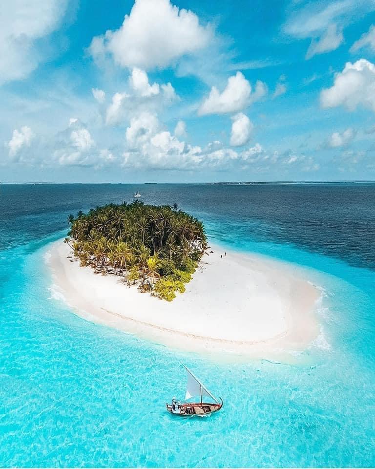 r/BeAmazed - How much time would you spend enjoying this lovely island🏝?