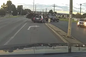 Impatient driver jumps queue while turning, tips trailer over