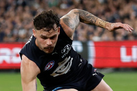 Will Hoskin-Elliott of the Magpies and Zac Williams of the Blues compete for the ball.