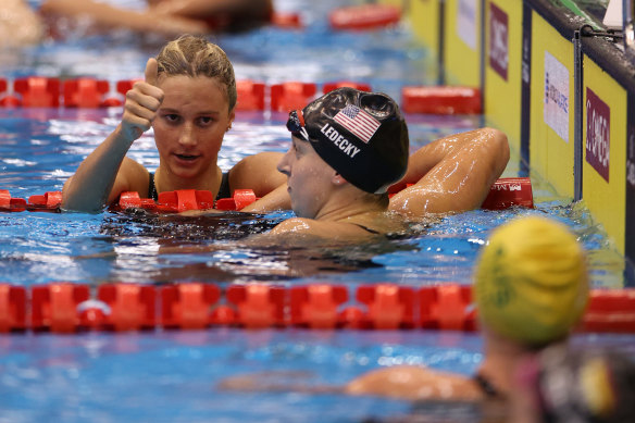 Summer McIntosh gives Ariarne Titmus a thumbs up after the 400m freestyle final in Fukuoka.