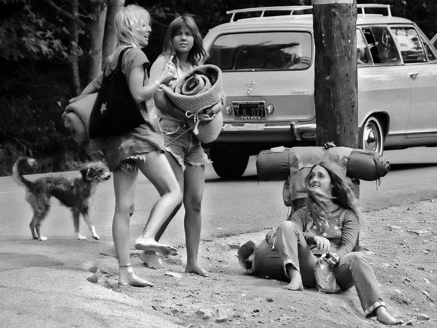 r/OldSchoolCool - Hitch-Hiking Hippies, c. 1970. Looking for adventure!