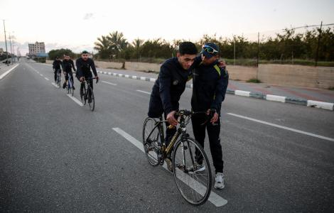New Internationalist image for /disability/2024/gazan-para-cyclists-deliver-aid-bikes